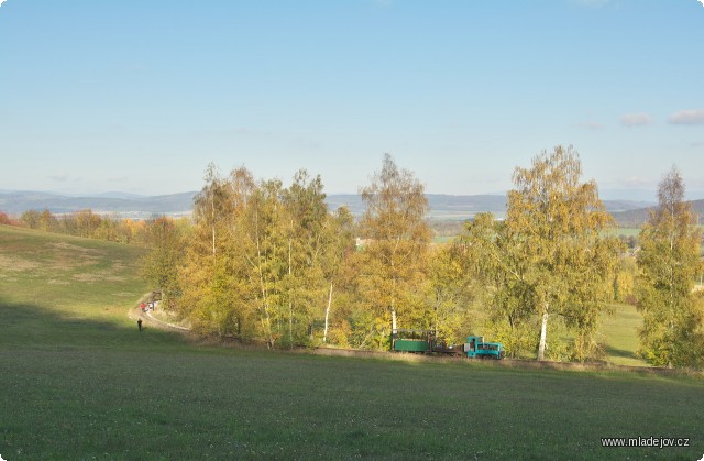 Fotografie Tímto pohledem na celé pracovní místo v&nbsp;zapadajícím podzimním slunci se rozloučíme.