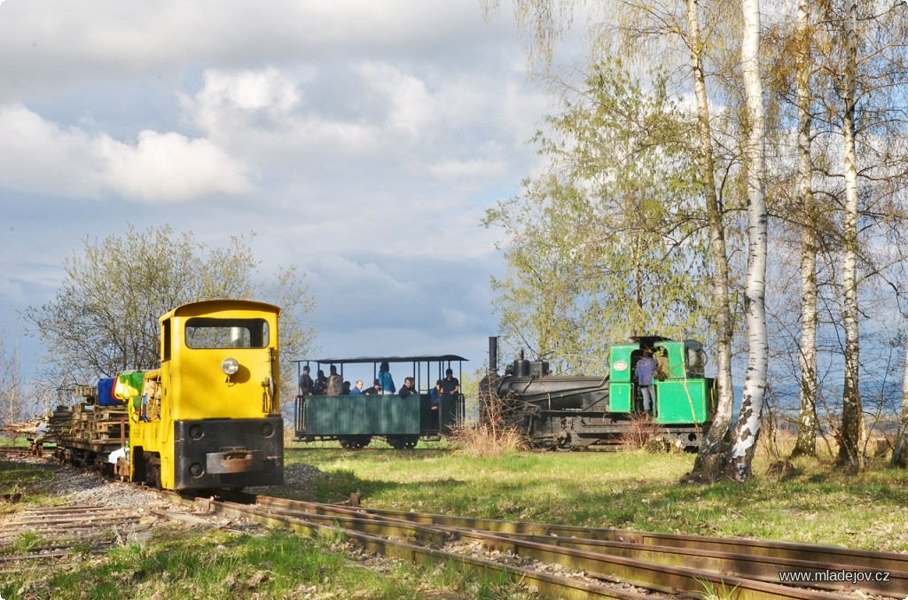 Fotografie Nakonec došlo i na setkání s&nbsp;parním vlakem, jenž se vracel z&nbsp;Nové Vsi ze zkušební jízdy lokomotivy Krauss-Linz č. 1.