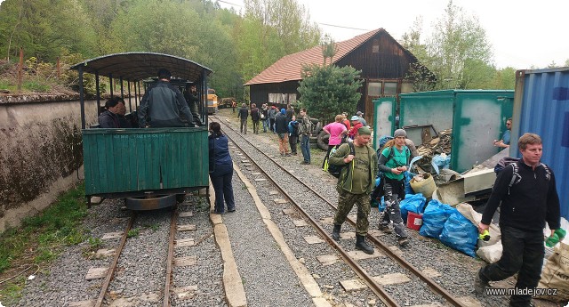 Fotografie Akce pomalu končí, účastníci se scházejí před cestou zpět do Mladějova.