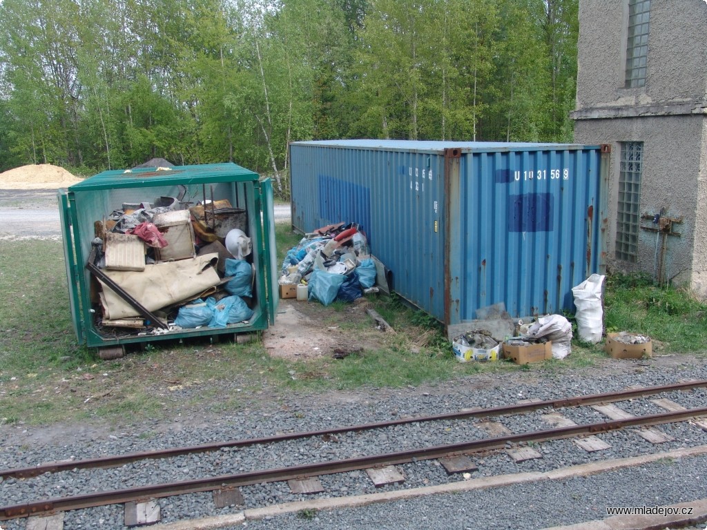 Fotografie Zde jsou výsledky – jeden plný vozík skla, několik vozíků plastů a skoro plný kontejner odpadu směsného.