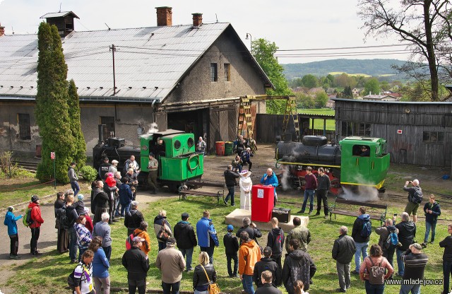 Fotografie Před polednem přichází na řadu další bod programu. Po několika úvodních proslovech…