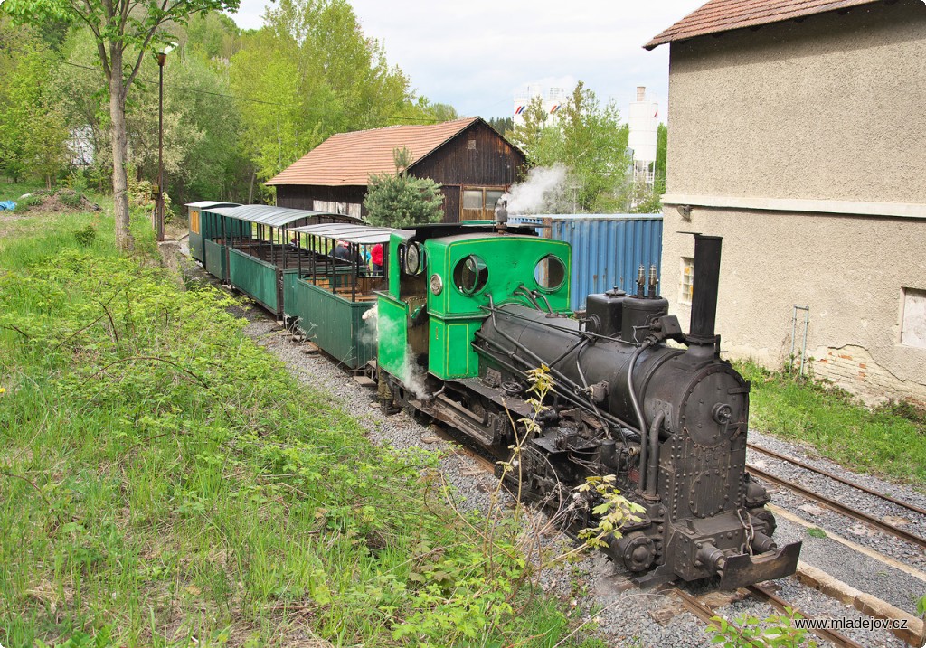 Fotografie Na Hřebeč se s&nbsp;dalším vlakem podívala i Krausska. Dnes celou trať ovládají parní lokomotivy.