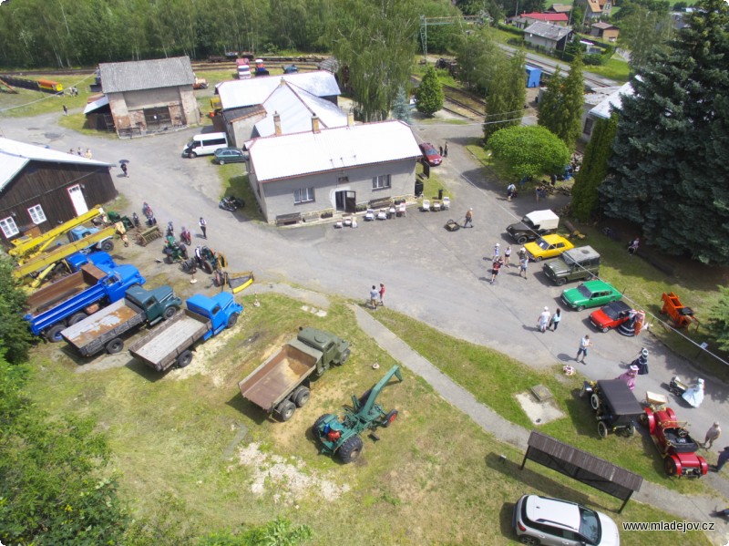 Fotografie Na hlavním prostranství byly k&nbsp;vidění nejen náklaďáky ze stabilní výstavky, ale i vozidla návštěvníků. Jak meziválečné vozy, tak třeba youngtimery.