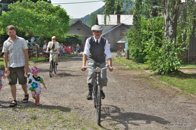 Fotografie Na návštěvu dorazila skupinka dobově oděných cyklistů.
