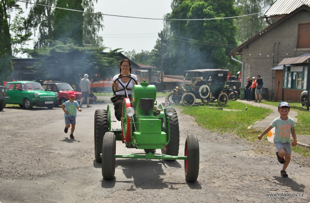 Fotografie A zde již profík za volantem vede jistou rukou historický skvost.