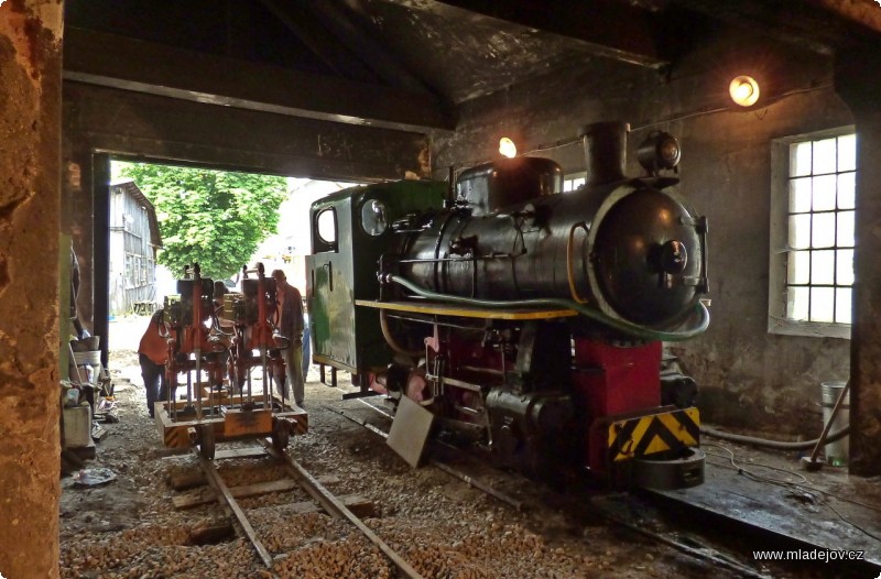 Fotografie … zakončený podbíjením strojní úzkokolejnou podbíječkou SUP 600.