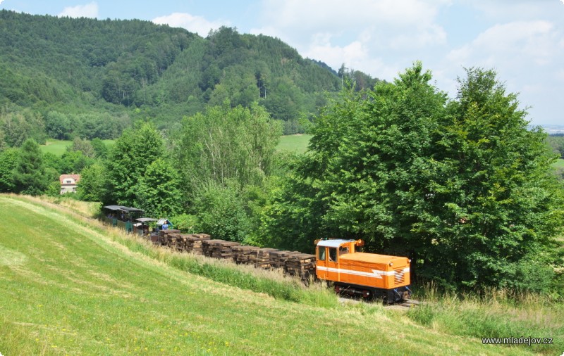 Fotografie A už se jede. Pracovní vlak na rekonstrukci žádá pořádný stroj, letos opravený Faur č. 2 si s&nbsp;ním hravě poradí.