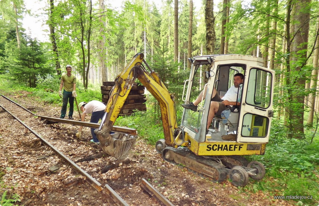 Fotografie Do rozebírání se samozřejmě zapojí i bagr.