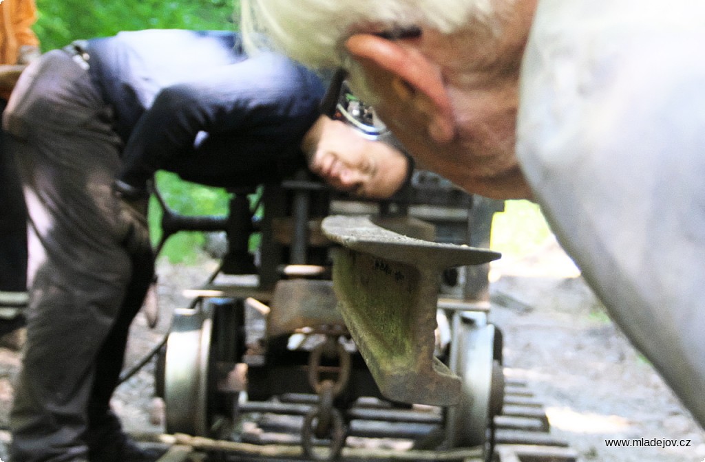 Fotografie Na jednom úseku jsme téměř hotovi, na druhém se ještě ohýbá rovné, případně rovná ohnuté.