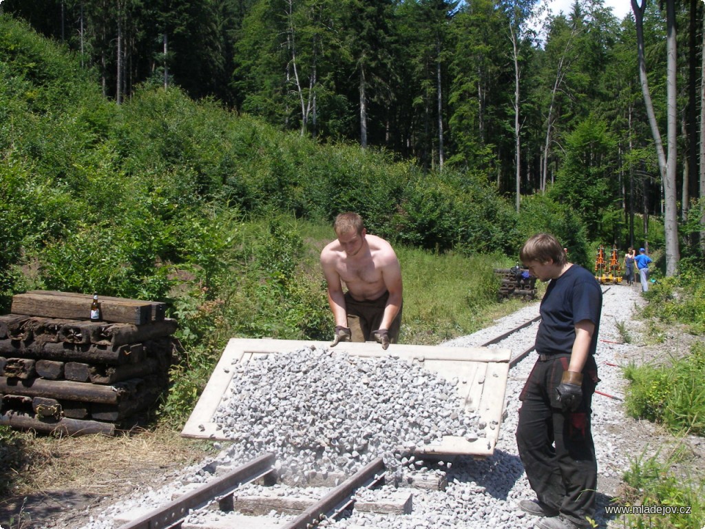 Fotografie Herdek, kam zmizel ten štěrk? Na railboardu je jeho přeprava o&nbsp;hodně snazší.