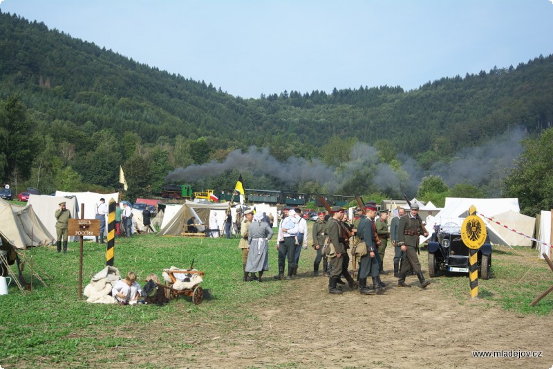 Fotografie Ještě jeden pohled do tábora spolu s&nbsp;prvním ranním vlakem jedoucím na Novou Ves a Hřebeč.