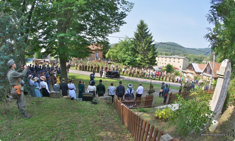 Fotografie Jako poslední přijíždí hlavní velitel vojenské posádky.