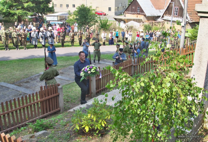 Fotografie Ještě položit věnec.