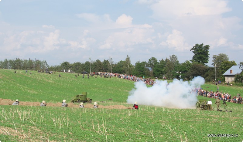 Fotografie Ve spodní části bojiště přitahuje pozornost dělo ráže 76 mm.