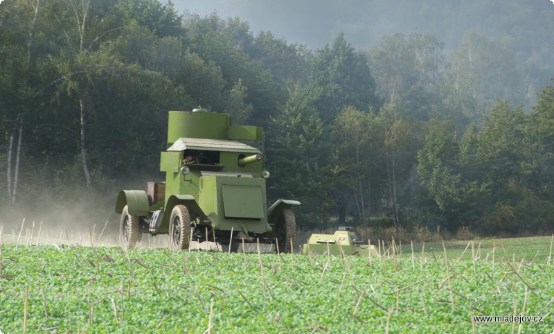 Fotografie Avšak přichází protiútok obrněné vozby na křídlo fronty a polní ukázka tak končí vítězně pro ruské síly.