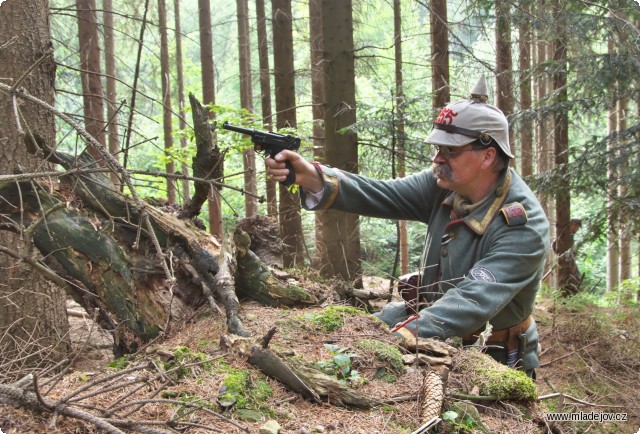 Fotografie Pruský důstojník vede své muže sám vyzbrojen pistolí Parabellum Luger P.08.