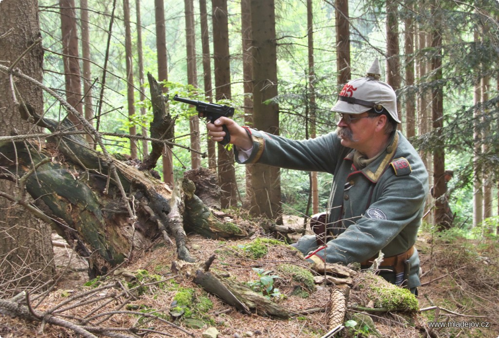 Fotografie Pruský důstojník vede své muže sám vyzbrojen pistolí Parabellum Luger P.08.