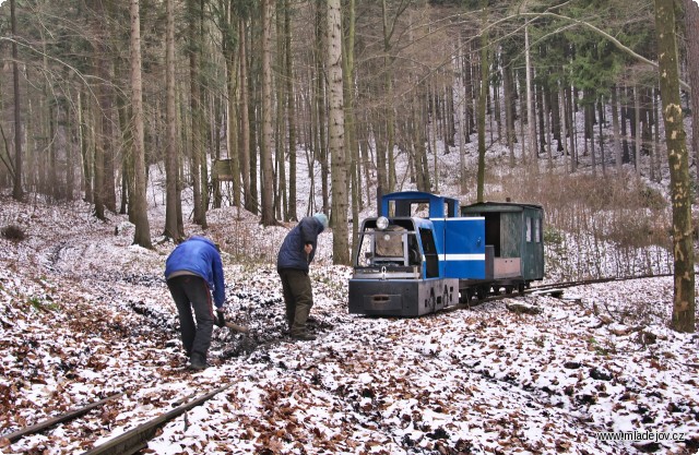 Fotografie BN-30 R po letech vrácená na koleje si spolu s&nbsp;partou na čištění přejezdů vysekla zkušební jízdu na Novou Ves.