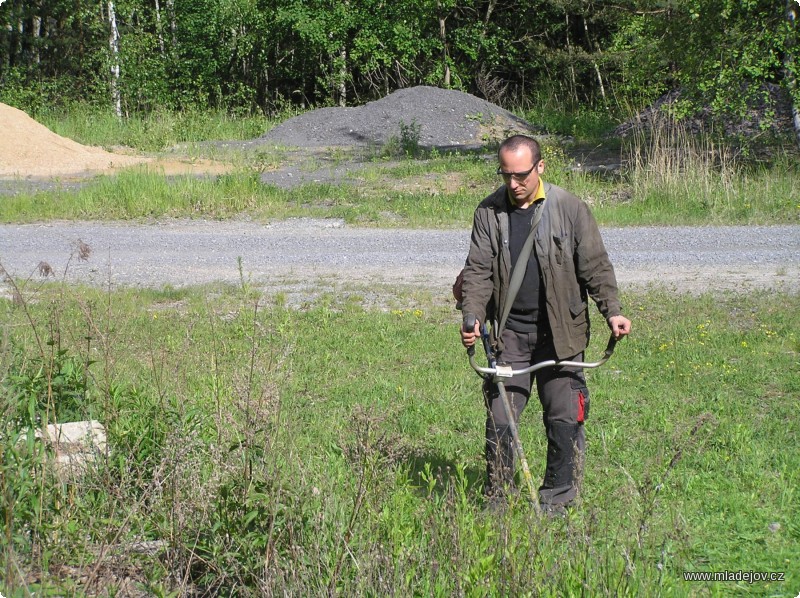 Fotografie V cílové stanici Hřebeč doly je třeba ještě posekat trávu na nástupišti a přilehlé cestě.