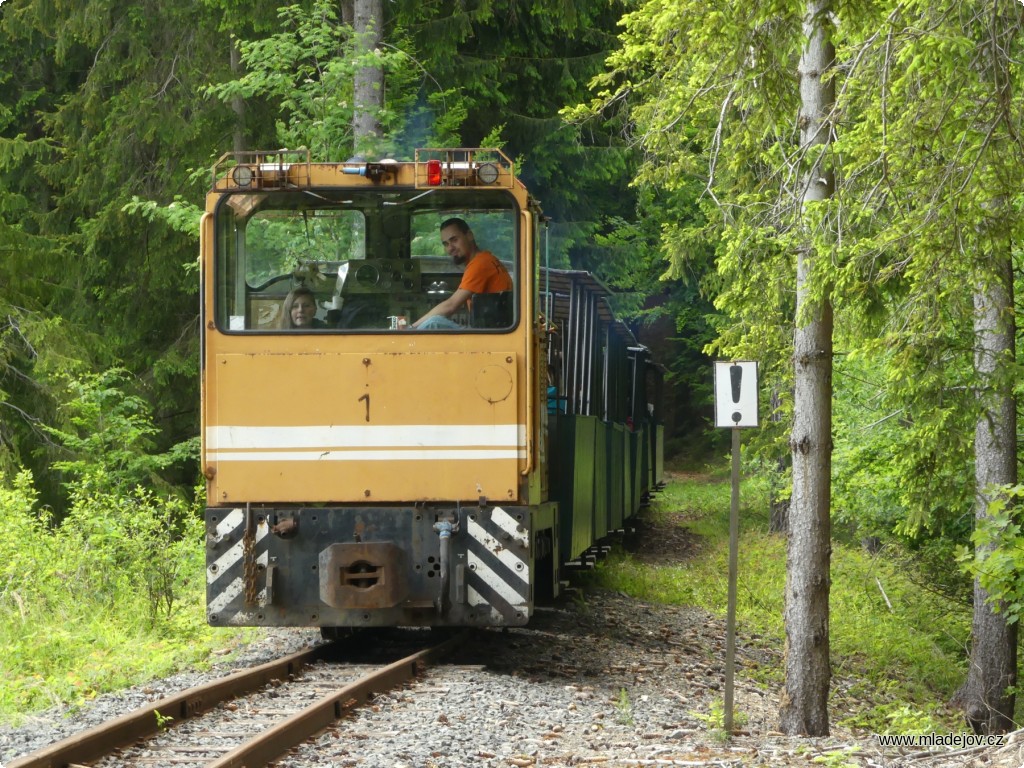 Fotografie První den provozu po zimní přestávce – všem přípravám a snaze navzdory – zaskakuje mimořádně za parní lokomotivu BS 80 motorová lokomotiva Faur L 18 H.