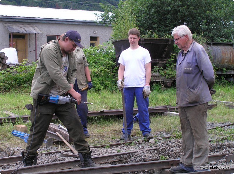 Fotografie Otvory pro vrtule jsou do pražců vrtány na místě, na přesnosti vrtání závisí přesnost rozchodu na výhybce.