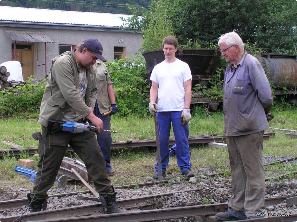 Fotografie Otvory pro vrtule jsou do pražců vrtány na místě, na přesnosti vrtání závisí přesnost rozchodu na výhybce.