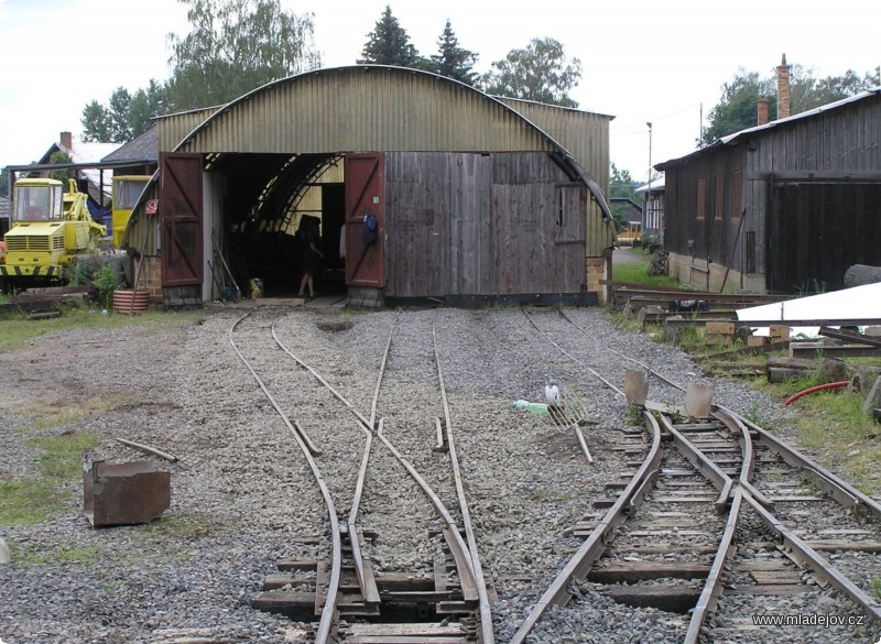 Fotografie Čerstvě zaštěrkováno, zbývá výškové vyrovnání a podbití.