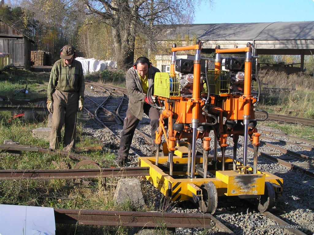 Fotografie Se strojní podbíječkou SUP 600 jde podbíjení dobře a rychle.