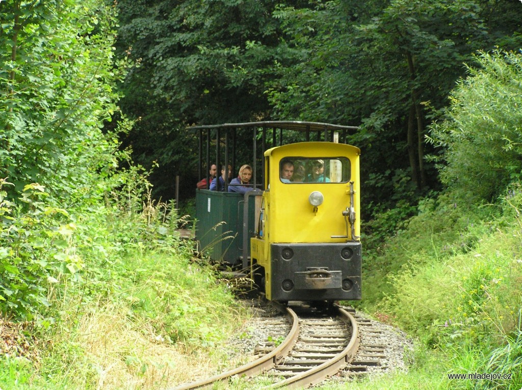 Fotografie Veřejné brigády znamenají také návrat každodenního provozu na trať mladějovské úzkokolejky, byť dočasný. Pracovní vlak při návratu do mladějovské šamotky, asi dva kilometry přes svým cílem.