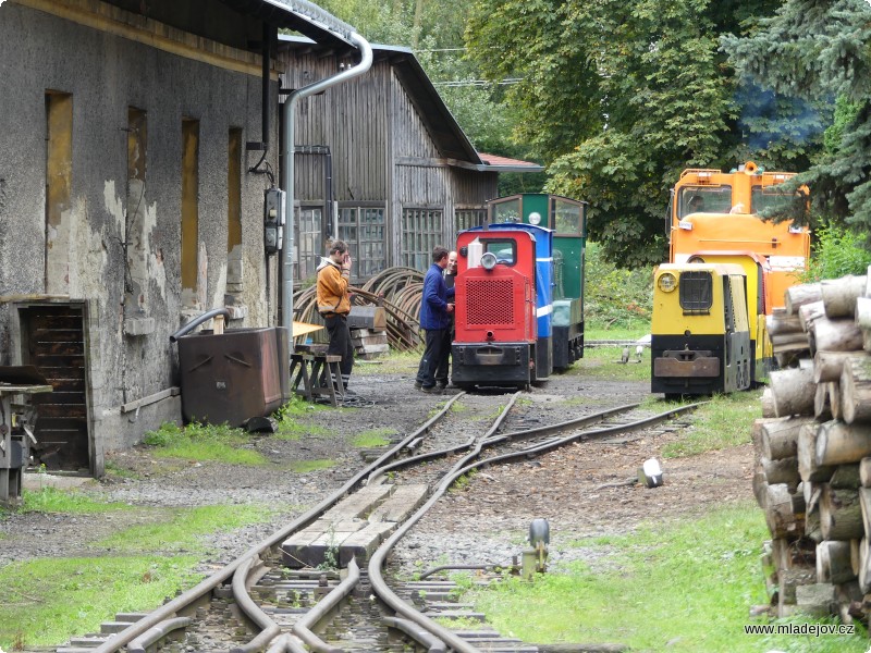 Fotografie Příprava na kavalkádu, která začne krátce po poledni – lokomotivy se musí nachystat v&nbsp;pořadí, v&nbsp;jakém se budou prezentovat návštěvníkům.