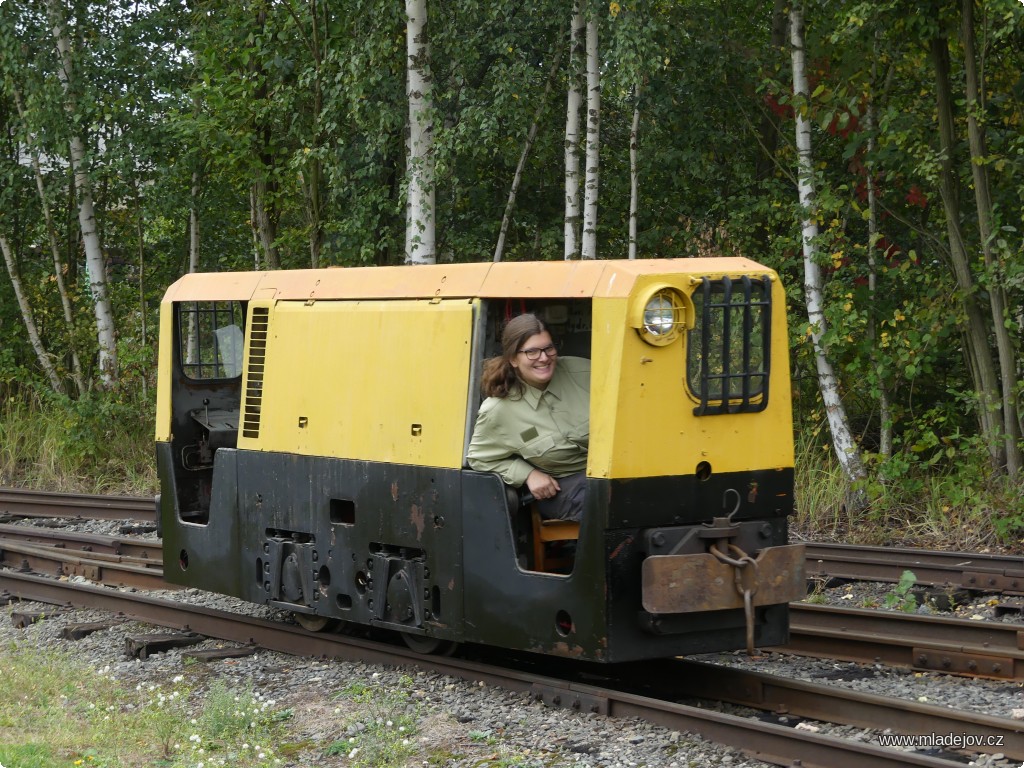Fotografie Nejprve se představí důlní lokomotivy – jako první dvouválcová DH 30 D. Aby bylo slyšet komentátora, lokomotiva při pózování před obecenstvem zastaví chod naftového motoru.