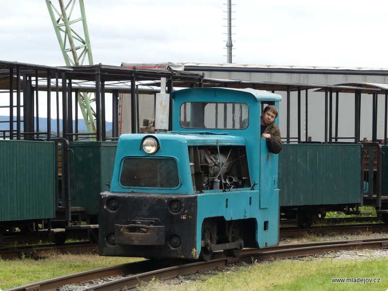 Fotografie A průvod malých motorových lokomotiv uzavírá jedna z&nbsp;mladějovských BN-60 H s&nbsp;hydrodynamickým přenosem výkonu.