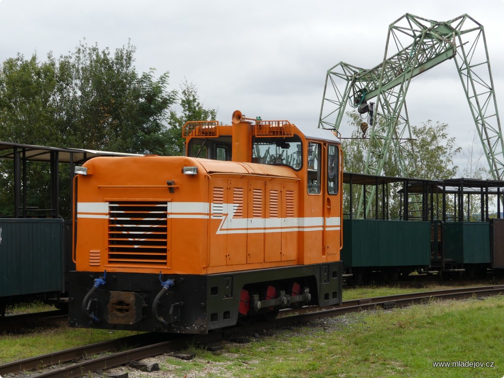 Fotografie Posledním strojem kavalkády je patnáctitunová třínápravová lokomotiva Faur L 18 H s&nbsp;hydromechanickým přenosem výkonu.