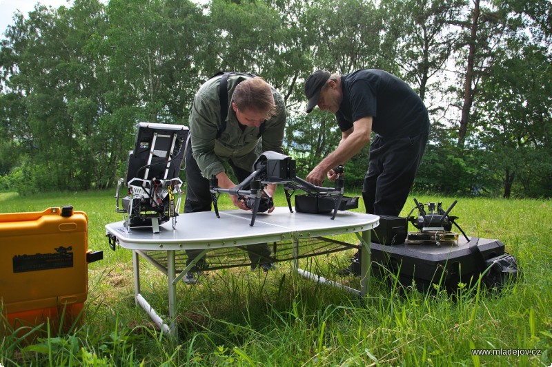 Fotografie Dnes při natáčení hrají velkou roli drony. Takto vypadala základna dron-teamu u&nbsp;lanovky.