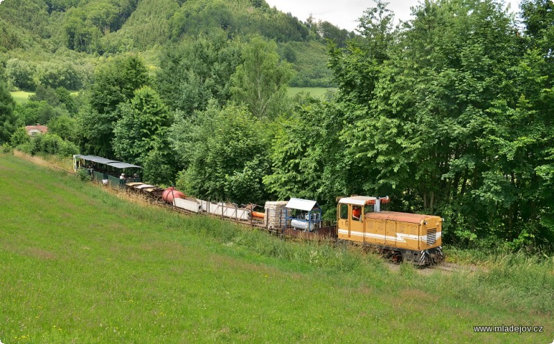 Fotografie Jako na většině traťovek začínáme návozem materiálu.