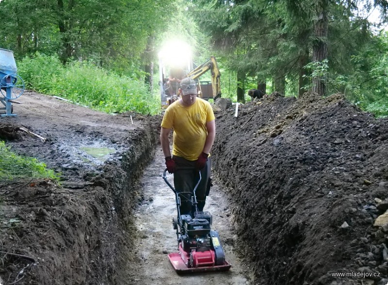 Fotografie Přejezd není jen výdřeva mezi kolejemi, ale i odvodnění a kvalitní základy.