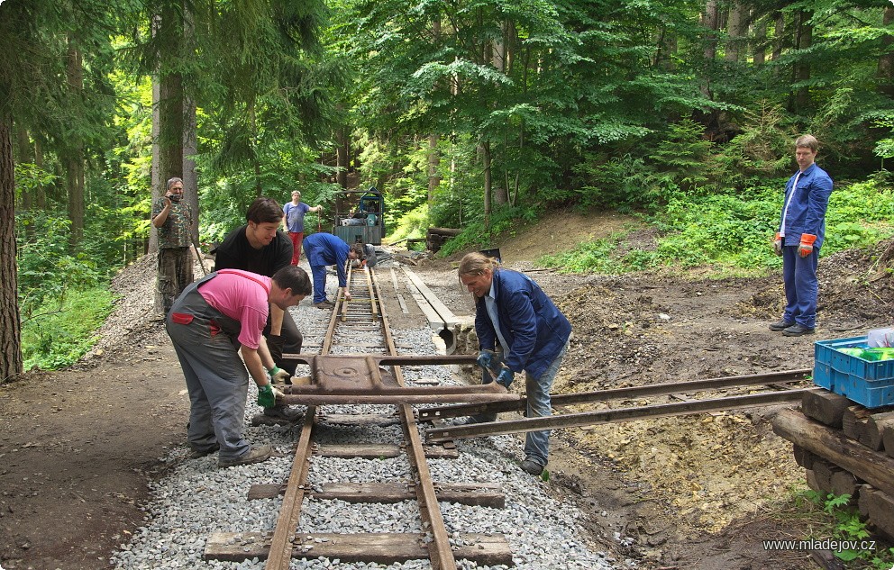 Fotografie Lehce tak zřídíme provizorní kolejiště třeba pro mobilní betonárku.