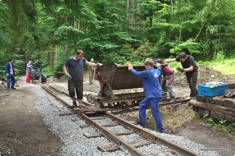 Fotografie … aby se dostala opět na hlavní trať.