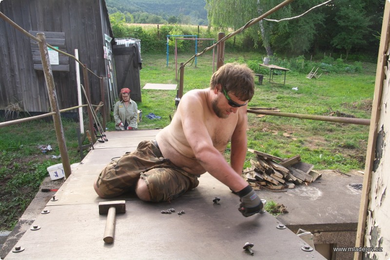 Fotografie Došlo i na opravu doslova padacího mostku, jehož výdřeva pamatovala možná i brigády před 20 lety.