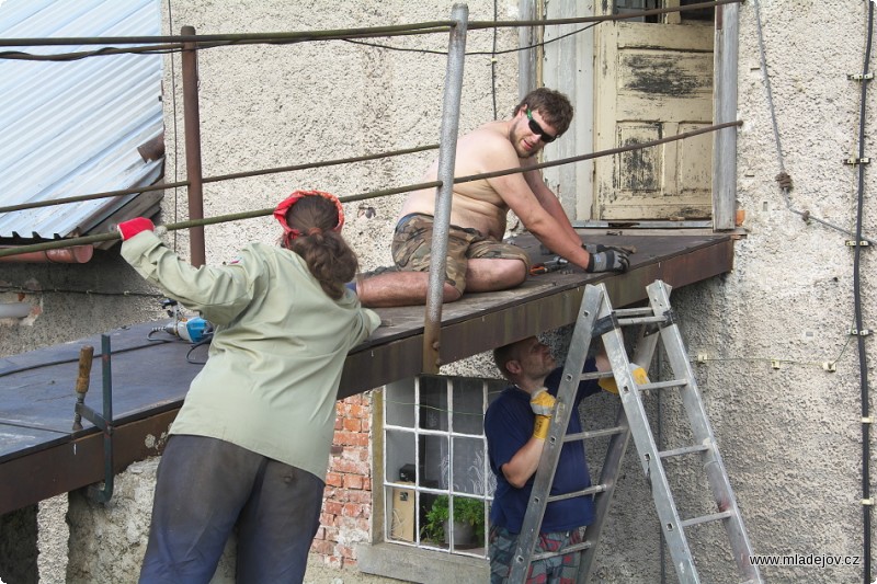 Fotografie Místo prken jsme pořídili novou podlahu s&nbsp;protiskluzovou úpravou.