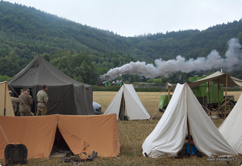 Fotografie Tábor vstává za rytmu štěkání parních strojů našich krásek.