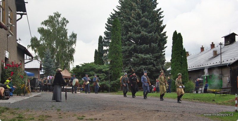 Fotografie Vojsko nastoupené a pochodující k&nbsp;pomníku padlým z&nbsp;Mladějova.