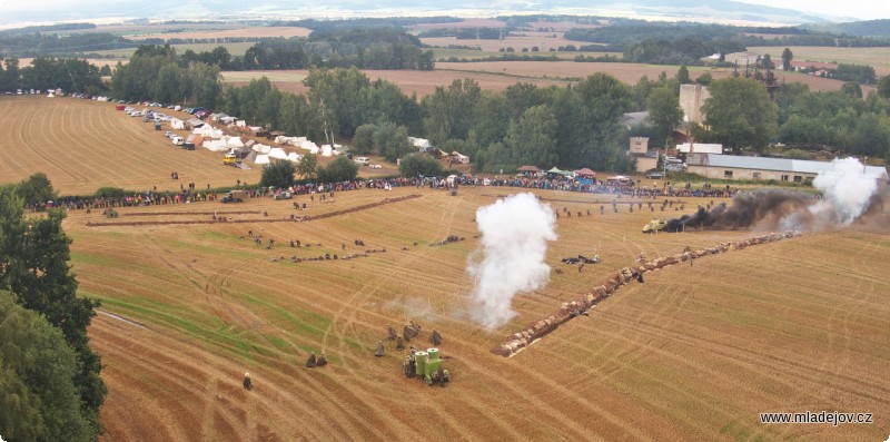 Fotografie Útok střídá útok. První světová válka byla válkou zákopovou. Bezhlavé frontální útoky se vyznačovaly velkými ztrátami a malým územním ziskem.