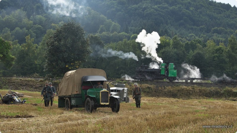 Fotografie Plyn byl přisunut po trati, která vedla nedaleko Osovce. Zde už nákladní auto rozváží materiál do pozic. Doprovod mu dělá obrněné vozidlo Romfel.