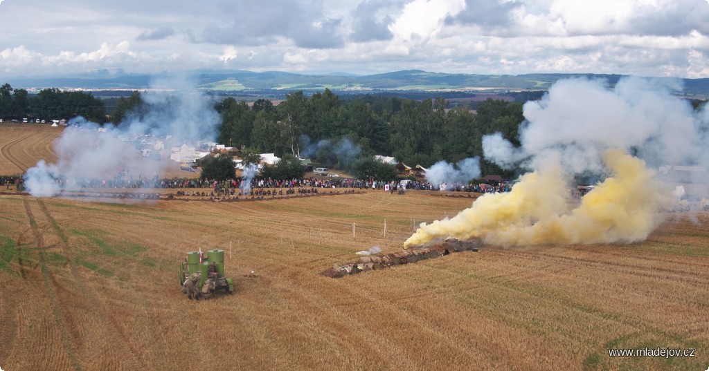 Fotografie Útok zahájen. Nejdříve došlo k&nbsp;vypuštění plynu z&nbsp;lahví.