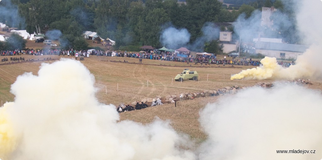 Fotografie Bojiště brzo zahalí oblak plynu. Podle pamětníků byl široký 12 km a 10 až 12 m vysoký.