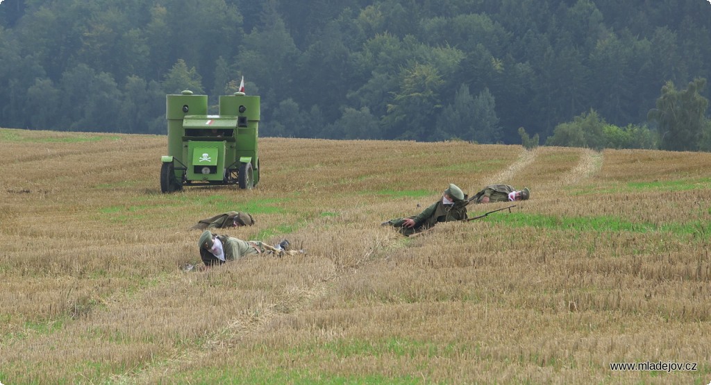 Fotografie Po plynovém útoku přichází pěší útok německých vojsk. Ten je odražen při sebevražedném protiútoku 223. zemljanským plukem.
