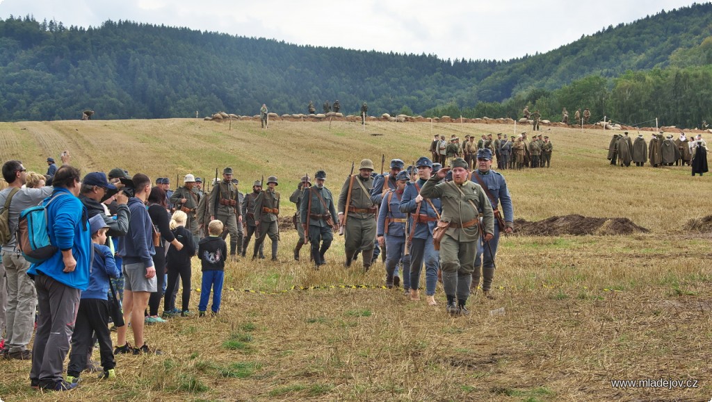 Fotografie Ukázka končí slavnostním defilé před diváky a odchodem do vojenského tábora.