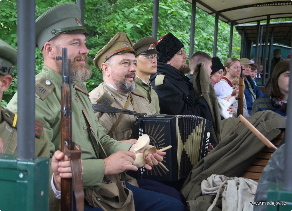 Fotografie Další program je již neveřejný. Zájemci o&nbsp;získání hezkých fotek využijí přírody kolem Mladějova. Obsadí se vlak a vyrazí do lesa.