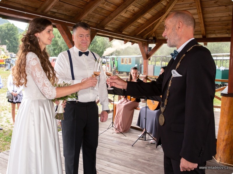 Fotografie Oddat snoubence přijel starosta Moravské Třebové Ing. Miloš Mička.